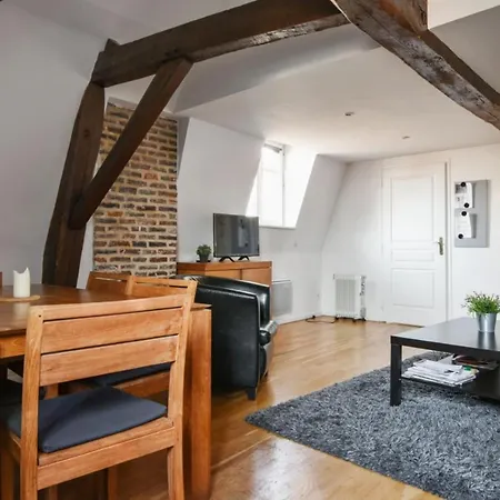 Apartamento Charming Flat At The Heart Of Old Close To Stations - Welkeys *