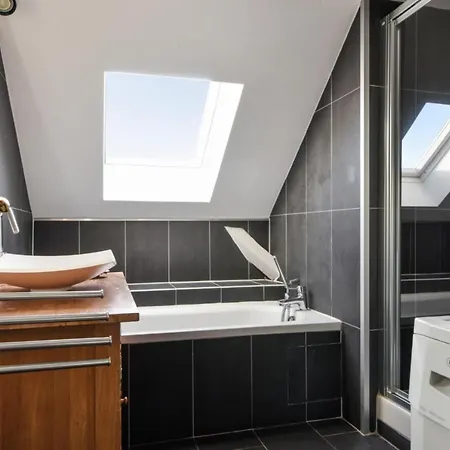 Charming Flat At The Heart Of Old Close To Stations - Welkeys *